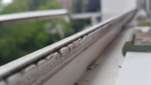alte Fensterdichtung – hart spröde brüchig – defekt